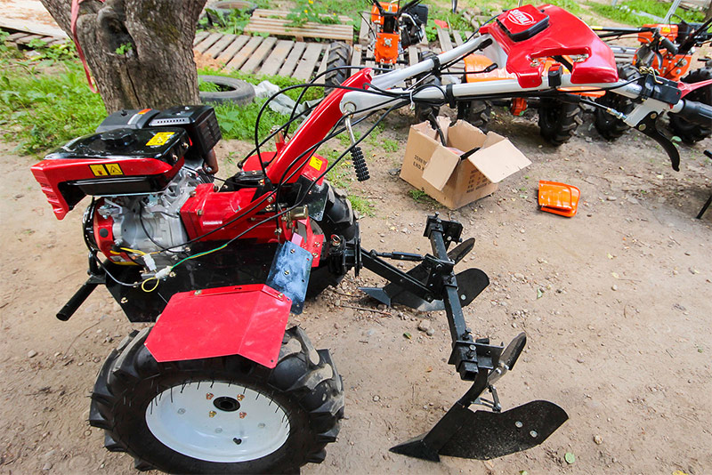 Motoblock avec un hiller