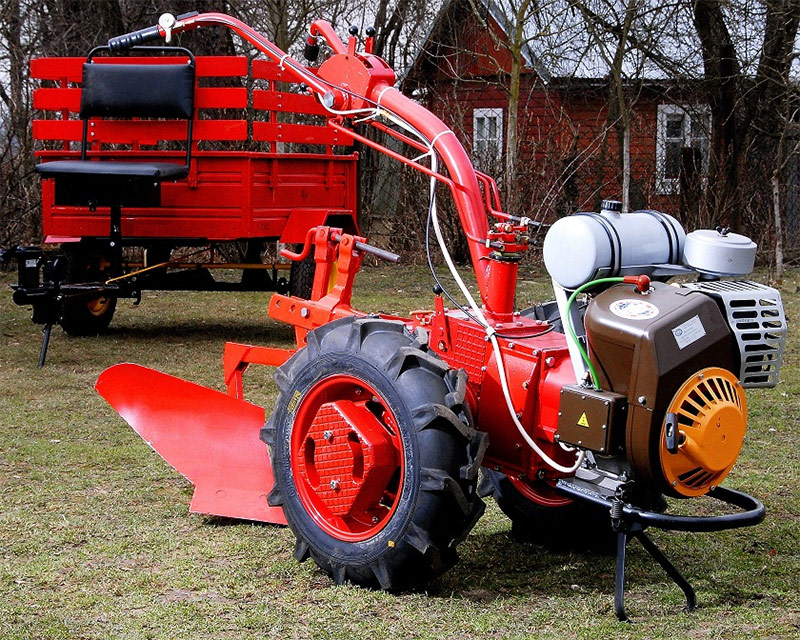 Motoblock avec une charrue