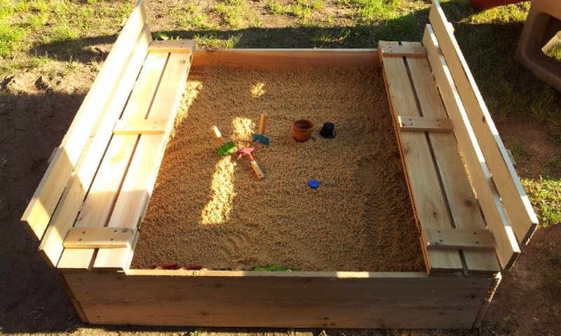 Do-it-yourself sandbox na may takip at bench - hakbang-hakbang na mga tagubilin