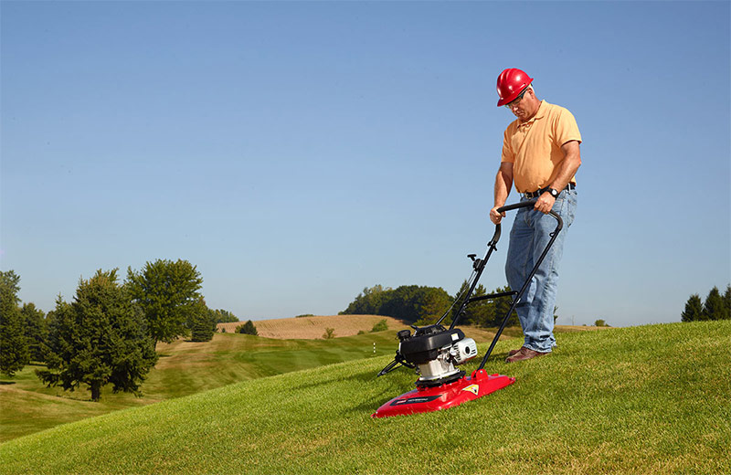 Hovercraft çim biçme makinesi çalışıyor