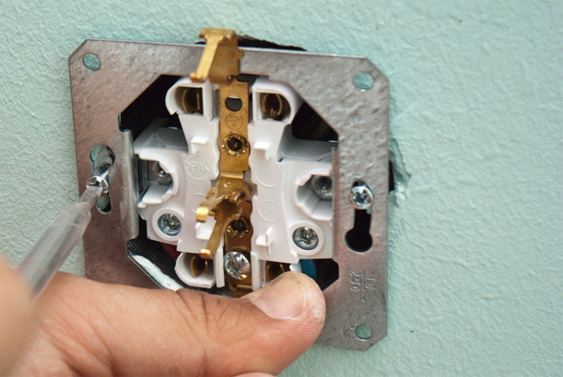 Securing the outlet in the boom