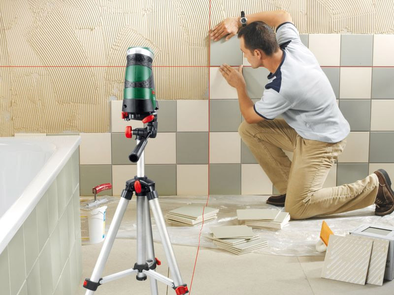 Using level when laying ceramic tiles