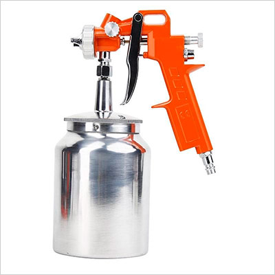 Spray gun with lower tank