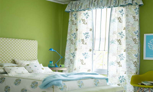 Walls of the bedroom in pistachio color