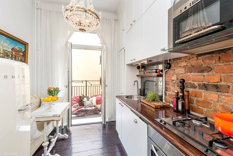 Chandelier in the kitchen - eclecticism