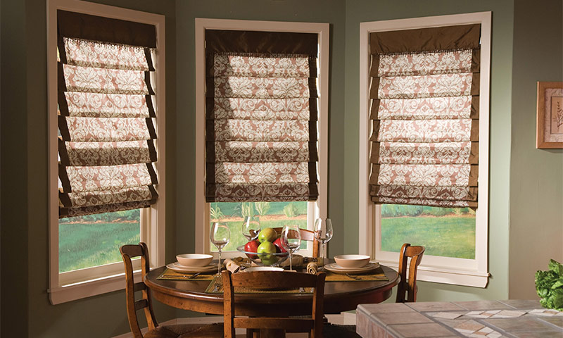 Romeinse gordijnen in het interieur van verschillende kamers