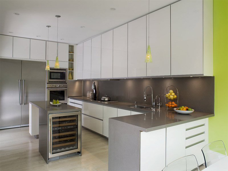 Ergonomic kitchen in green and gray tones