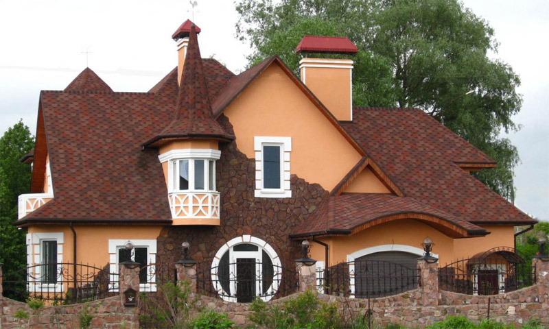 Complex roof covered with bituminous tiles