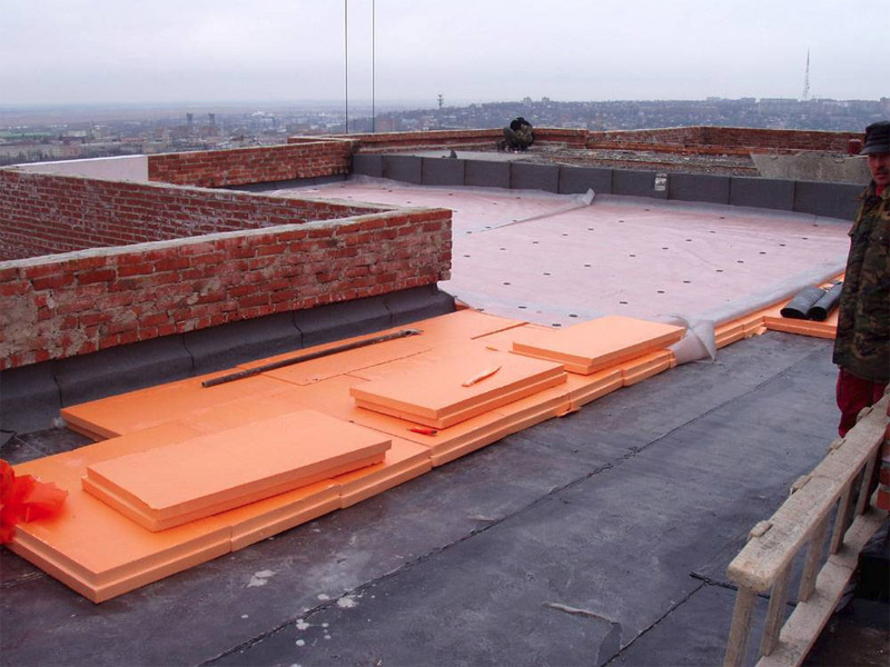 Roof insulation with polystyrene foam