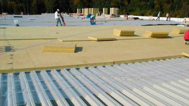 Insulation of a flat roof with basalt wool