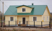 An example of using corrugated board as the roof of a private house