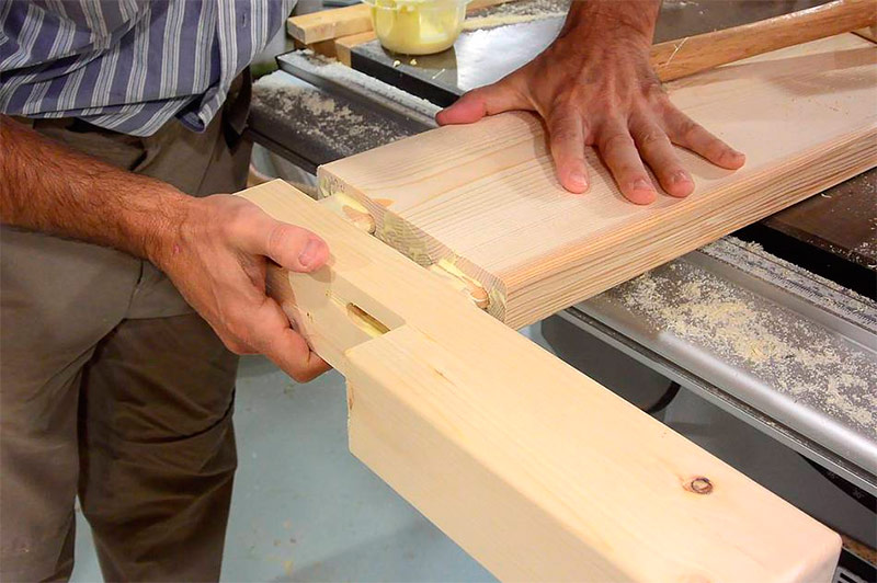 Assembling a headboard