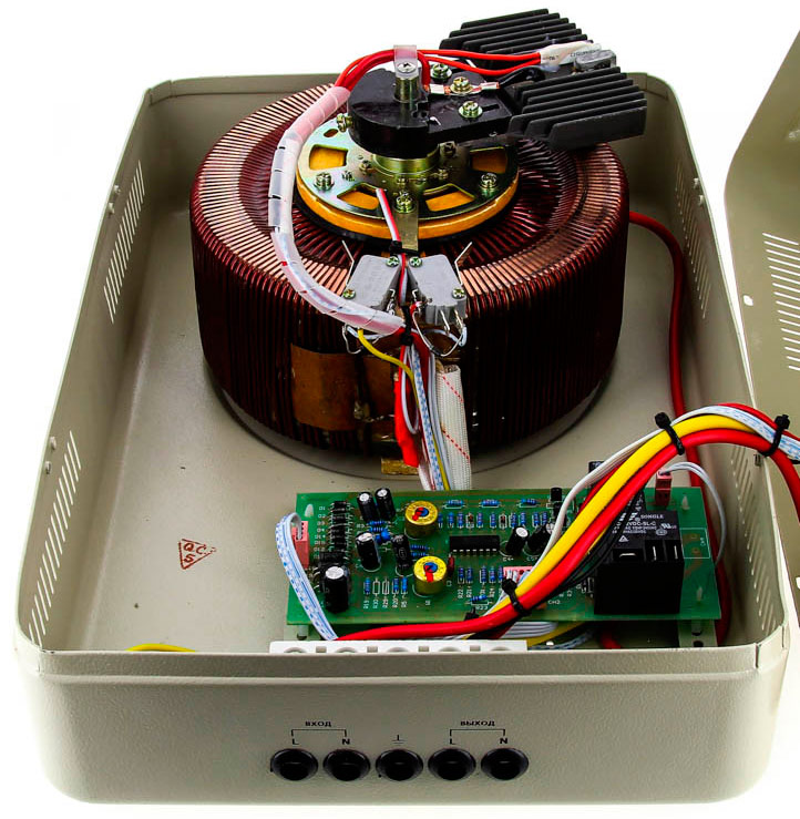 Stabilisateur électromécanique de tension