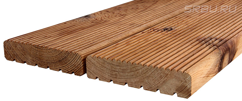 Platelage en bois traité thermiquement