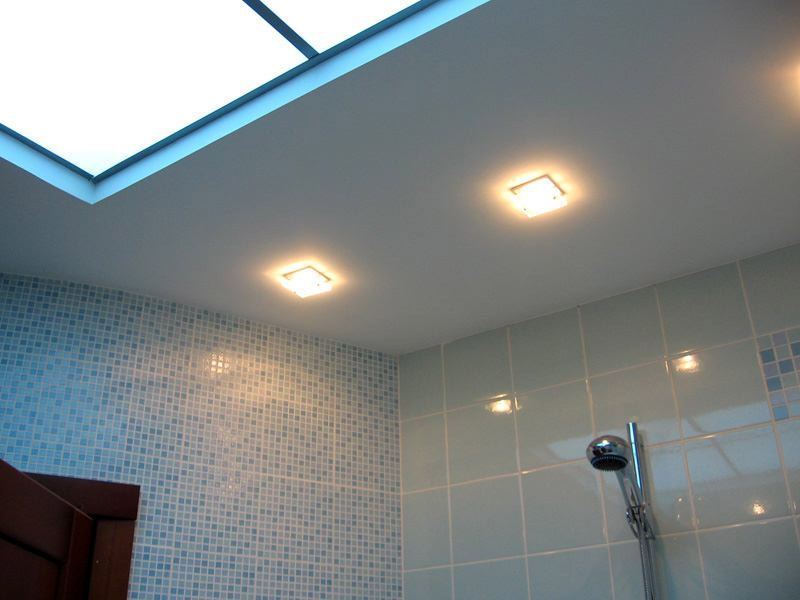 Plafond en placoplâtre dans la salle de bain