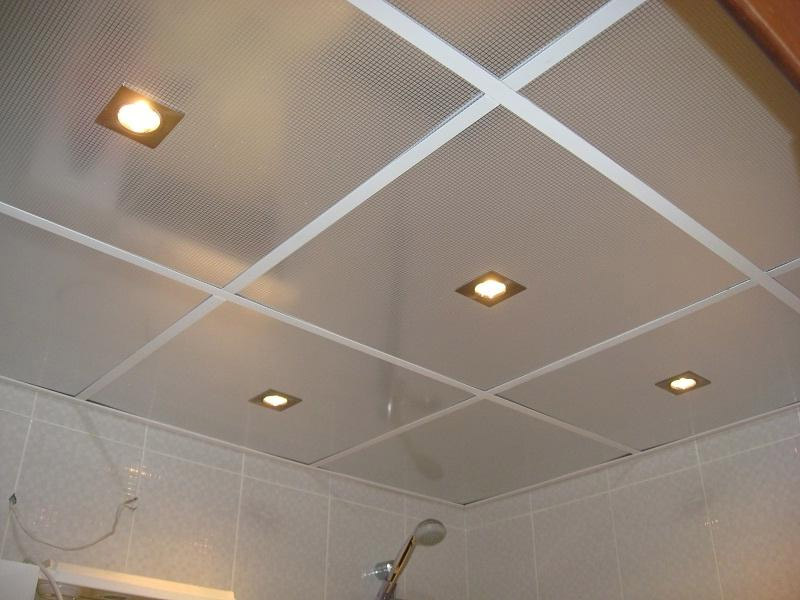 Faux plafond dans la salle de bain