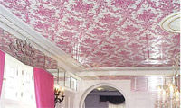 Papier peint framboise au plafond