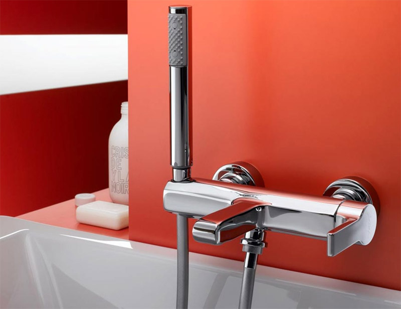 Bathtub - shower mixer with short spout