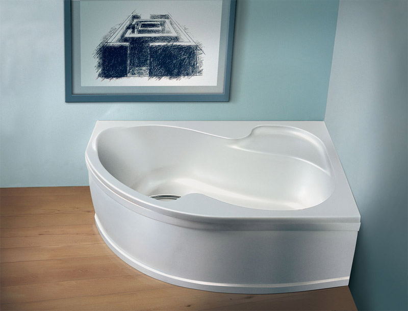 Asymmetric corner bath