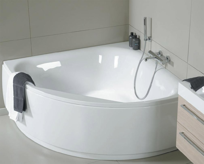 Symmetrical corner bath