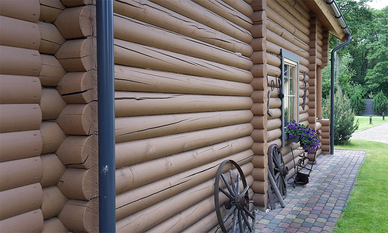 Wie man ein Holzhaus draußen malt, welche Farbe ist am besten zu wählen