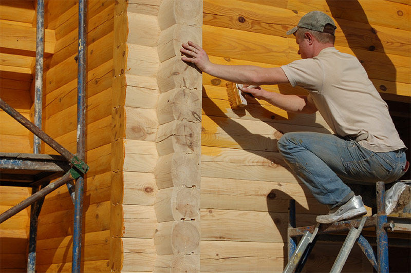 Färbung eines neuen Holzhauses mit Antiseptika