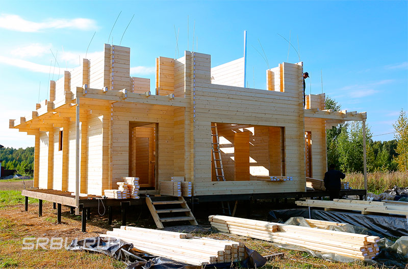 Maison sur une fondation à vis