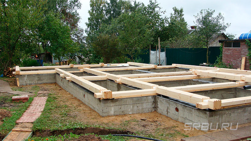 A base de fita para a casa de um tronco e um bar