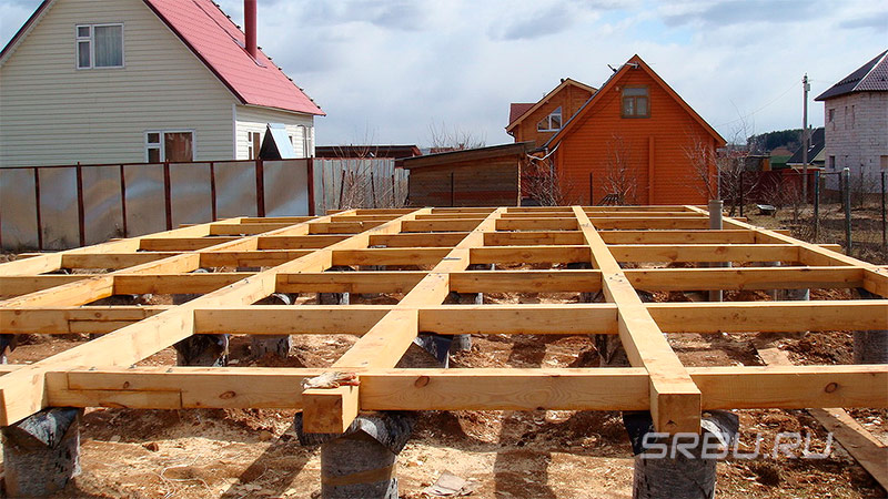 Kolonnas pamats mājai, kas izgatavota no kokmateriāliem