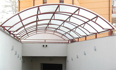 Toldo em policarbonato monolítico