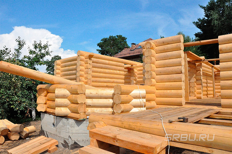 Construction d'une maison en rondins