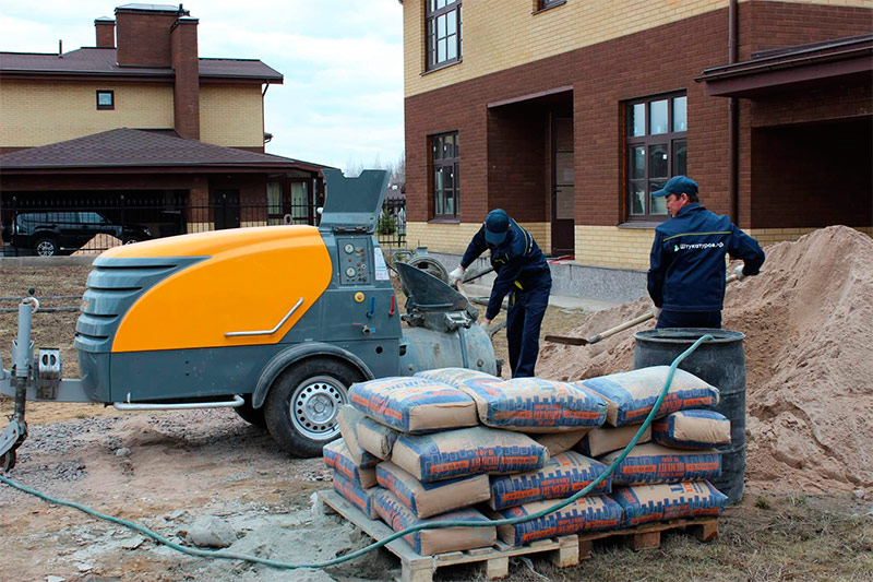 Semi-dry screed equipment