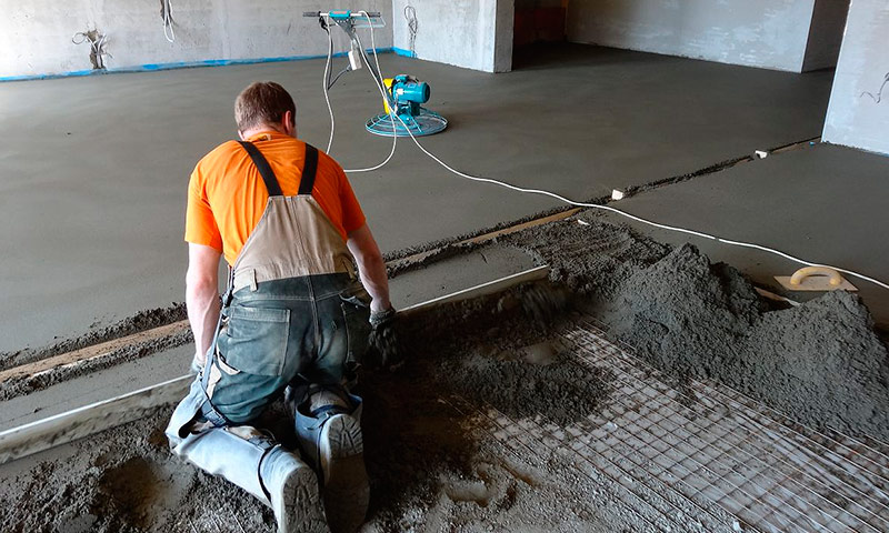 Mga kalamangan at kawalan ng semi-dry floor screed