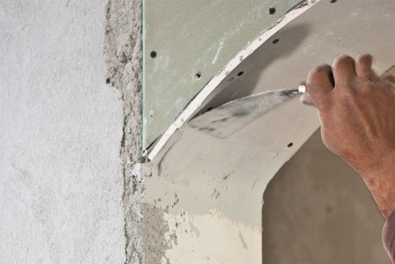 Applicazione di stucco con una semplice spatola